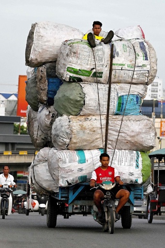 【今日の1枚】楽だけど危険、荷台の見張り番 カンボジア
