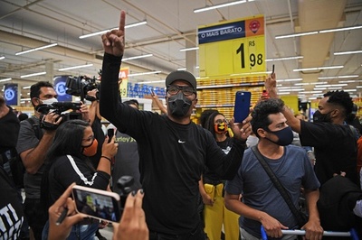 ブラジル、黒人男性が白人警備員に暴行受け死亡 抗議運動広がる