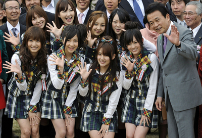 麻生首相が「桜を見る会」主催、AKB48ら参加