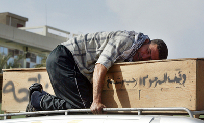 爆弾犠牲者190人、バグダッド中で親族の遺体を探す市民 - イラク