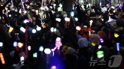 「応援棒 vs 太極旗」…韓国・世代を超えた政治デモの新たな姿