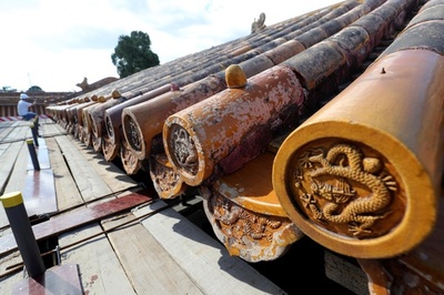 故宮修復中に乾隆帝時代の春節宮中演目表見つかる レンガと柱の間から