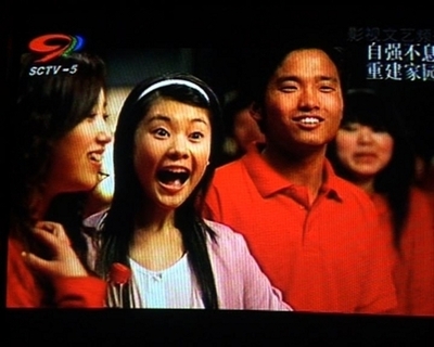 【動画】四川大地震の被災者、数少ないテレビで五輪観戦