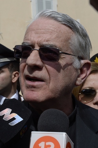 新ローマ法王が「名誉法王」と異例の会談