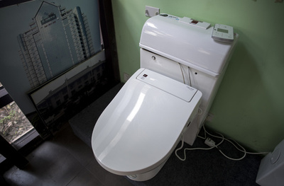 女子トイレの壁の裏に遺体、カナダの商業施設