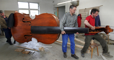 演奏できるものとしては世界最大？ ドイツで製作中の巨大バイオリン