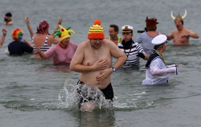 水温2度！真冬のバルト海で恒例の寒中水泳大会