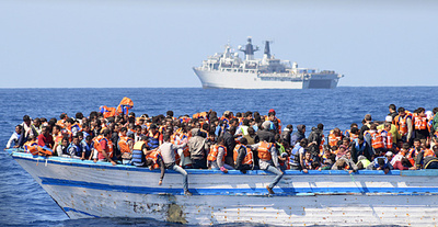 地中海で難民700人超救助、ゴムボートで欧州目指す