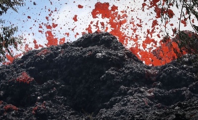キラウエア火山、亀裂から噴き出す溶岩 爆発的噴火の可能性も