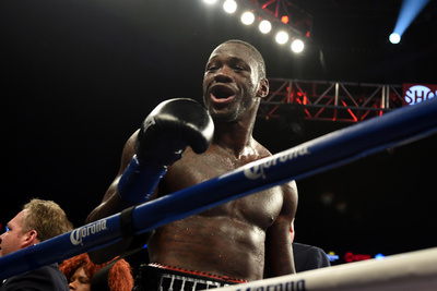 ワイルダーが4度目の防衛に成功、骨折しながらも8回TKO勝利