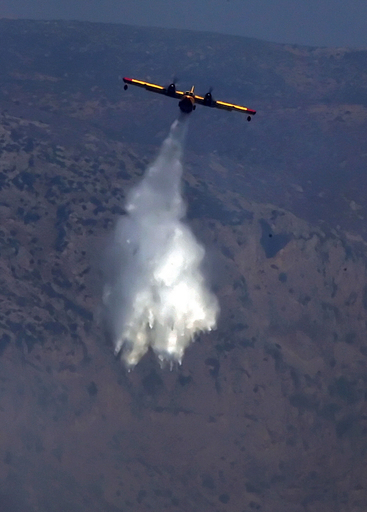 ギリシャ山火事、勢い弱まる