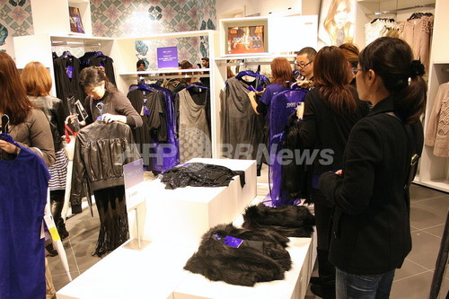 Jimmy Choo for H&M発売開始、約3000人が行列 Jimmy Choo for H&M発売開始、約3000人が行列