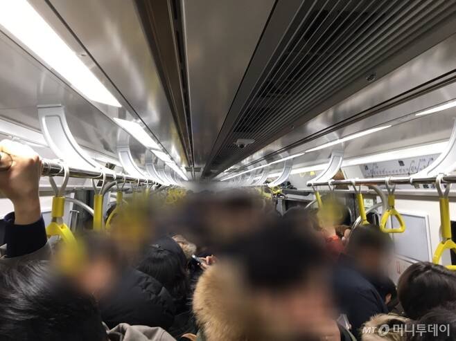 9号線急行地下鉄の乗客の様子(c)MONEYTODAY