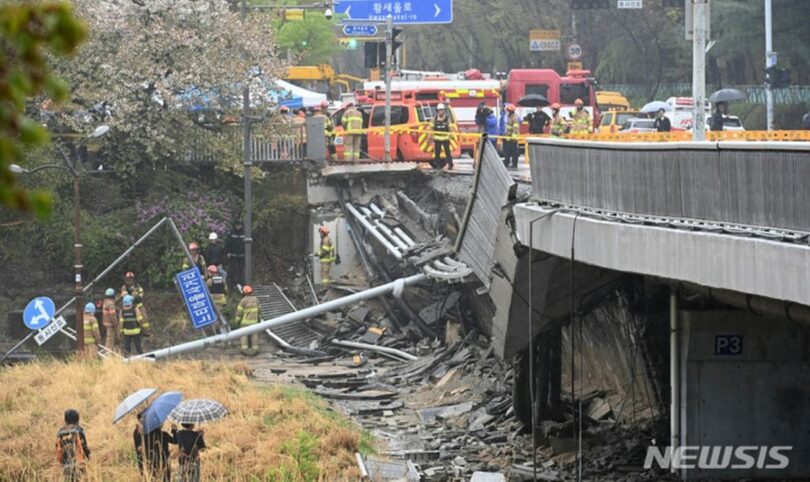 先月5日午前、韓国・盆唐区で起きた亭子橋崩壊事故(c)NEWSIS