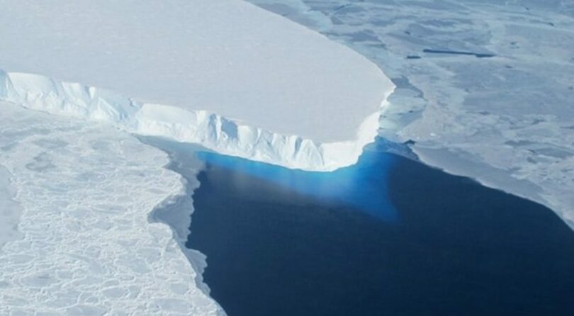 米航空宇宙局（NASA）が観測したスウェイツ氷河の亀裂（写真=NASA）(c)MONEYTODAY