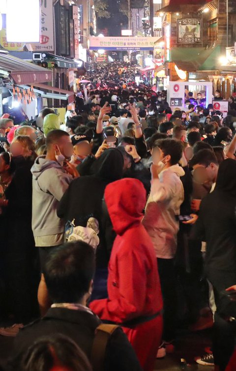 昨年、ハロウィンを迎えた梨泰院通りの写真がオンラインコミュニティで共有されている（写真=オンラインコミュニティ）(c)MONEYTODAY