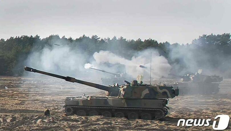 ポーランドのトルン砲兵射撃場で韓国が輸出したK9自走砲が標的に向かって砲弾を発射している＝国防省提供(c)news1