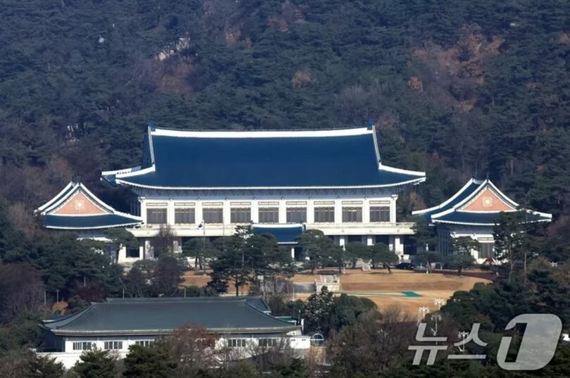 ソウル市鍾路区の政府ソウル庁舎から見た青瓦台＝2025年12月7日(c)news1