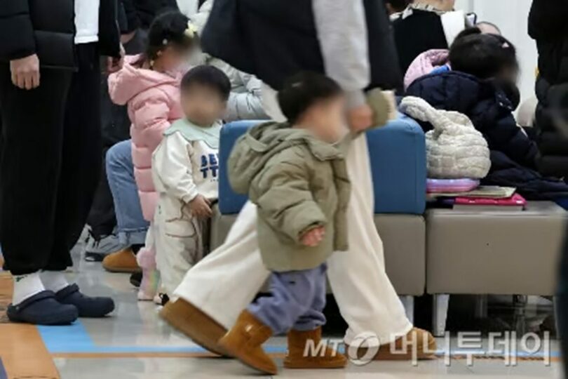 ソウル市内の小児科で診療を待つ子どもと保護者(c)MONEYTODAY