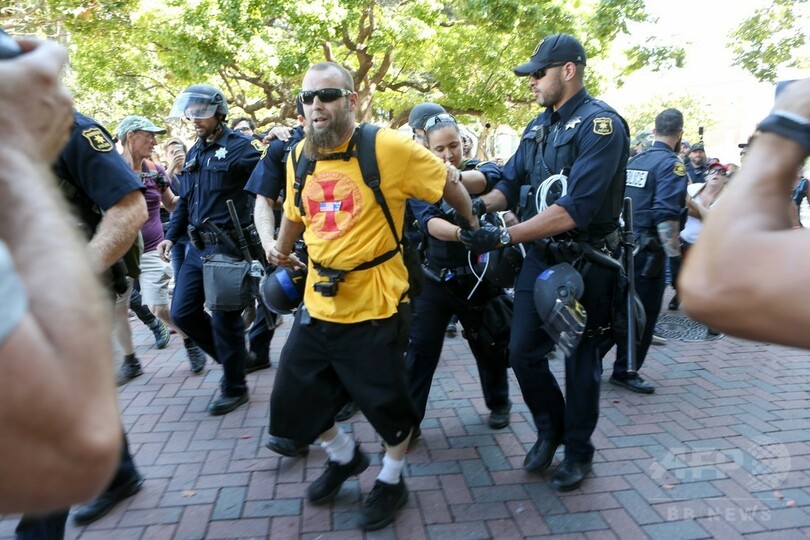 予定された右派の集会に対抗デモ、10人超の身柄拘束 米加州