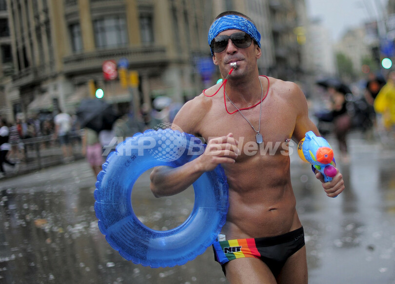 雨にも負けず バルセロナでゲイ プライド パレード 写真11枚 国際ニュース Afpbb News