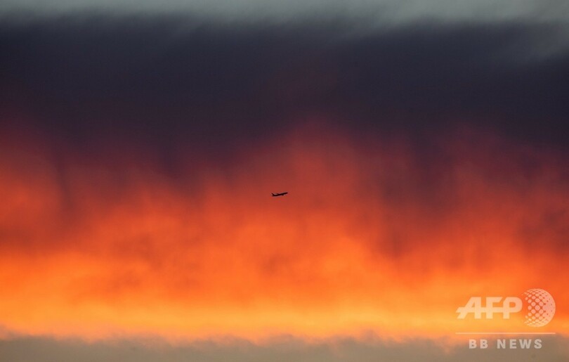  自然のいたずら？ 夕日が描く「ドイツ国旗」