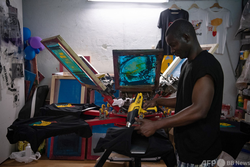 露天商組合からスニーカーブランド誕生、バルセロナのアフリカ移民