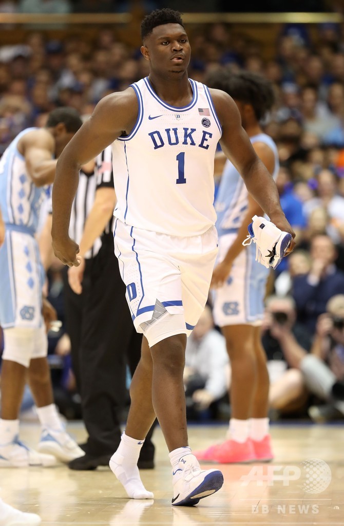 ナイキシューズが試合中に崩壊、花形選手負傷  米大学バスケ