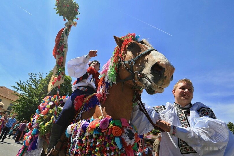 華やかな民族衣装で騎馬行列、チェコの伝統行事「王様騎行」