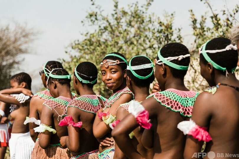 若い女性が舞うズールー人の伝統儀式、新たな王が祝う 南ア