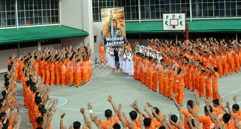 M・ジャクソンさんを追悼、セブ島刑務所で「スリラー」踊る