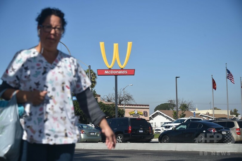 マクドナルド看板がくるり！ 女性デーで「W」に 米カリフォルニア