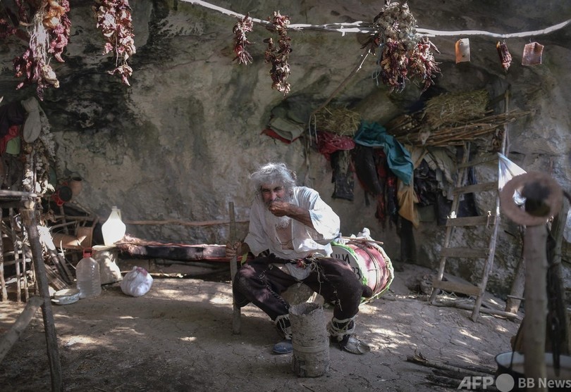 洞穴で「自主隔離生活」送る70歳、ワクチン接種呼び掛ける セルビア