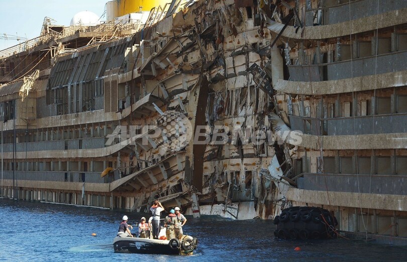 伊座礁船の下から骨、不明犠牲者か