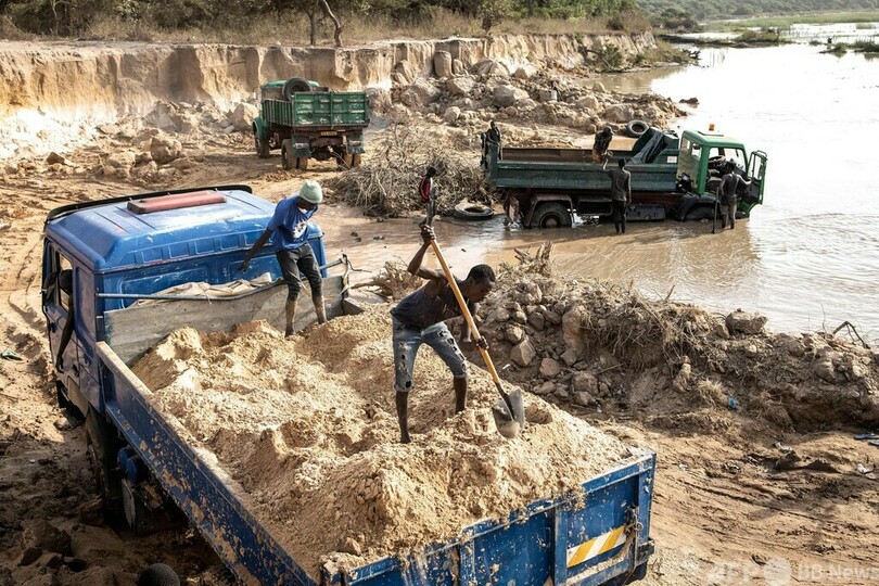 建築用の砂を大量採取、環境破壊の原因に ガンビア