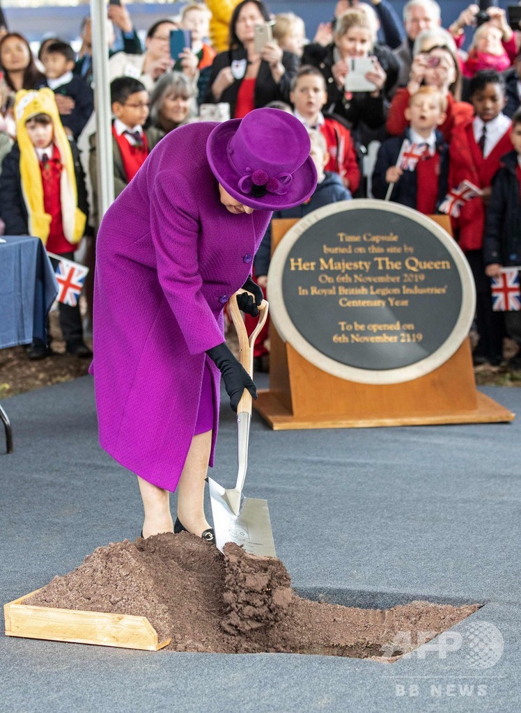 エリザベス女王、タイムカプセルを埋める 英