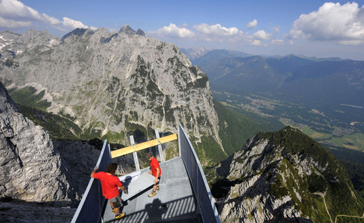 空中に突き出た展望台、ドイツ・アルプシュピッツェ山 写真8枚 国際