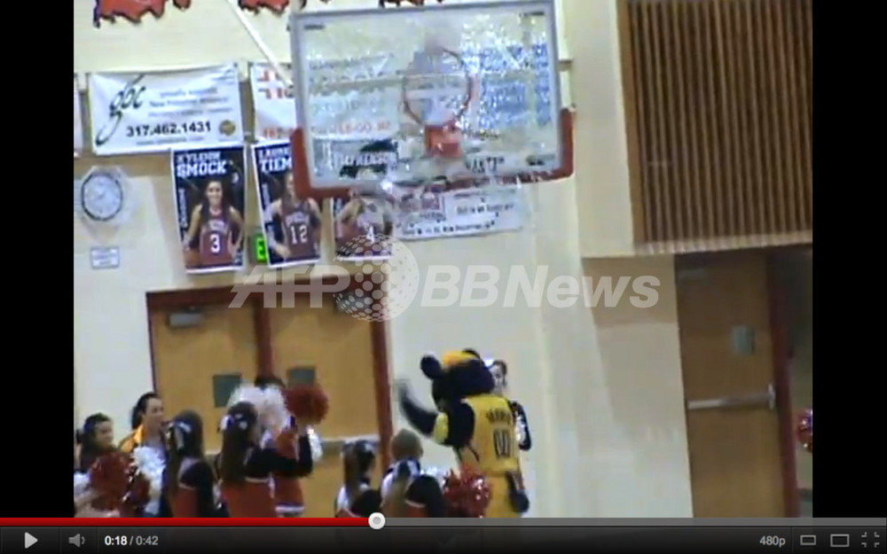 NBAマスコットがバスケットボードを大破、ユーチューブの人気動画 写真1枚 国際ニュース：AFPBB News