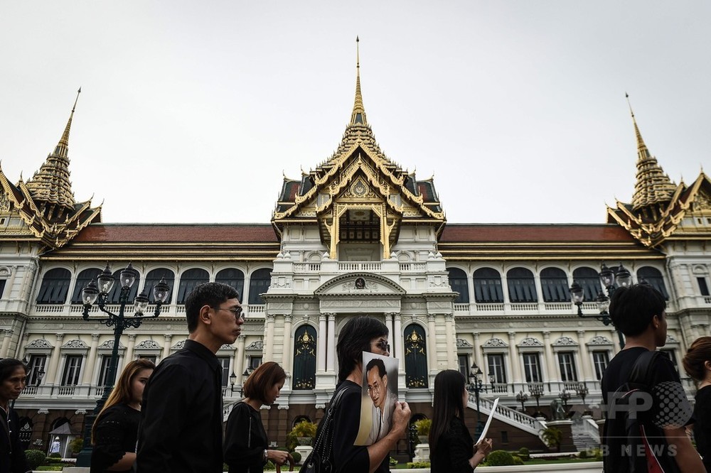 プミポン国王の棺が安置された宮殿、一般弔問客に開放 タイ 写真14枚 国際ニュース：AFPBB News