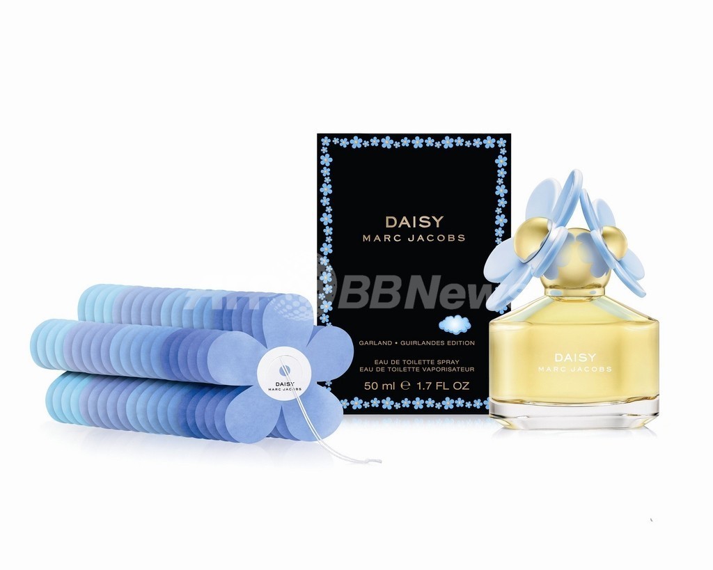 爽やかなブルーに変身、マーク ジェイコブス「デイジー」限定版が登場
