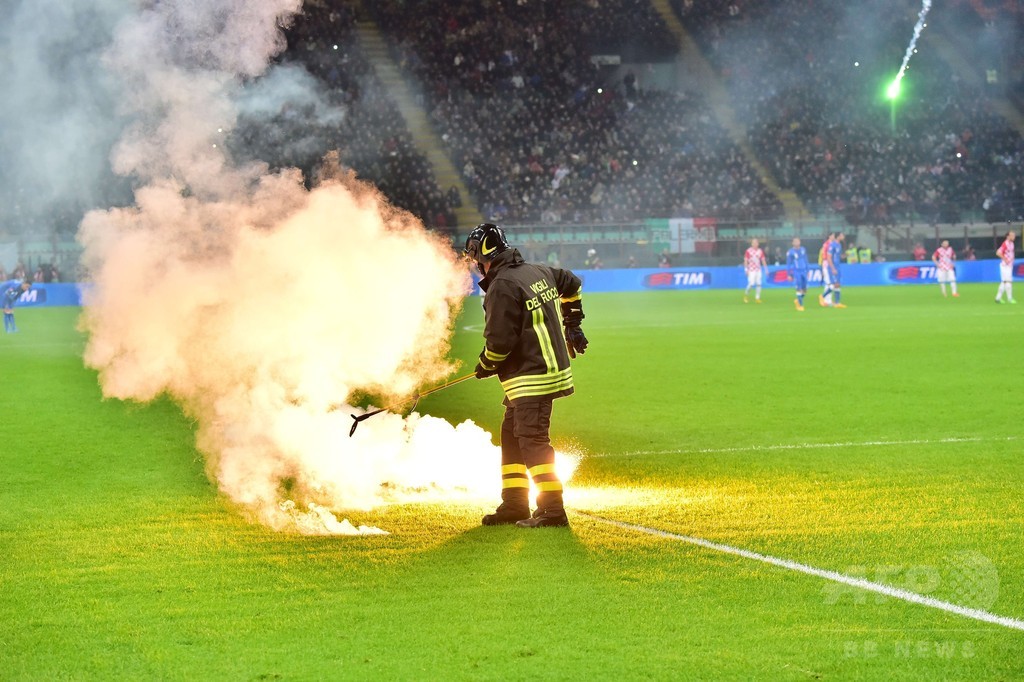 伊とクロアチアは引き分け 発煙筒で試合が一時中断 欧州選手権予選 国際ニュース Afpbb News