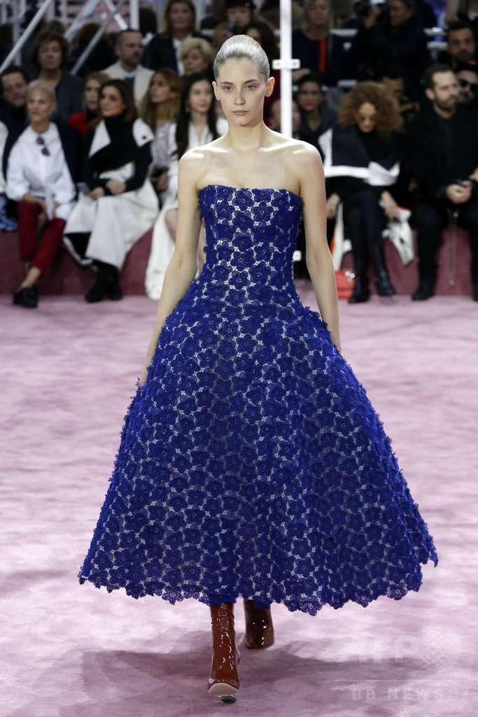 50～70年代の要素を取り入れた新たな女性像を提案、「ディオール」15年春夏オートクチュール