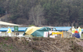 韓国・忠州（Chungju）特別市の農場で作業をする保健当局者（2010年4月22日撮影）。(c)AFP/KIM JAE-HWAN