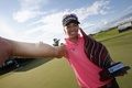 女子ゴルフ、ヨコハマタイヤLPGAクラシック最終日。セルフィー（自分撮り）でトロフィーを手にポーズを取るクリス・タムリス（2015年8月30日撮影）。(c)AFP/Getty Images/Todd Warshaw