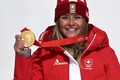 北京冬季五輪、アルペンスキー女子滑降。表彰式で金メダルを手にポーズをとるスイスのコリーヌ・スッター（2022年2月15日撮影）。(c)Jeff PACHOUD / AFP