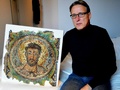 回収したビザンツ時代のモザイク画を手に取材に応じる美術調査員、アルテュール・ブラント氏（2018年11月17日撮影）。(c)Jan HENNOP / AFP