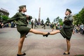 ロシアの首都モスクワで行われた旧ソ連の対ナチス・ドイツ戦勝73年を記念する軍事パレードに参加した女性士官候補生（2018年5月9日撮影）。(c)AFP PHOTO / Mladen ANTONOV
