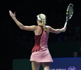 女子テニス、WTAツアー選手権（BNP Paribas WTA Championships - Singapore 2014）4日目。フラストレーションをあらわにするカロリーネ・ボズニアツキ（Caroline Wozniacki、2014年10月23日撮影）。(c)AFP/ROSLAN RAHMAN