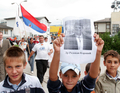 ボスニア・ヘルツェゴビナの首都サラエボ（Sarajevo）近郊のパレ（Pale）で、セルビア国旗とラドバン・カラジッチ（Radovan Karadzic）被告の写真を掲げて同被告への支持を表明するセルビア系住民たち（2008年7月26日撮影）。(c)AFP/ELVIS BARUKCIC