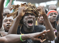 コートジボワール・アビジャン（Abidjan）のスタジアムで開かれたローラン・バグボ（Laurent Gbagbo）大統領の支持団体「Young Patriots」の代表が出席する会合に集まったバグボ氏支持者ら（2011年1月23日撮影）。(c)AFP/SIA KAMBOU